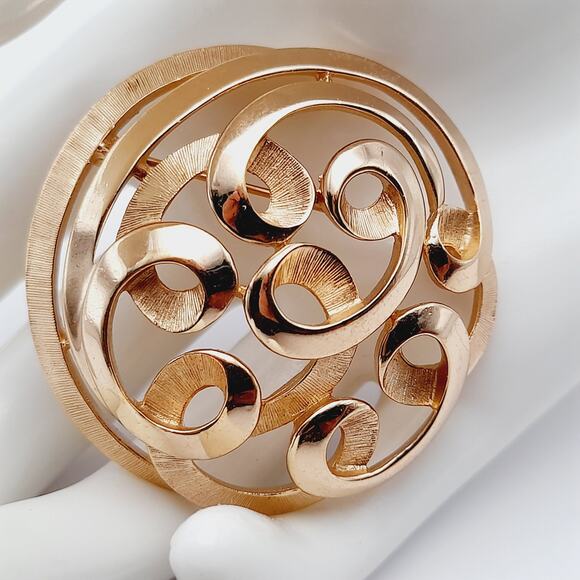 Vintage Crown Trifari Gold Plated Swirl Brooch Pin - Picture 8 of 11